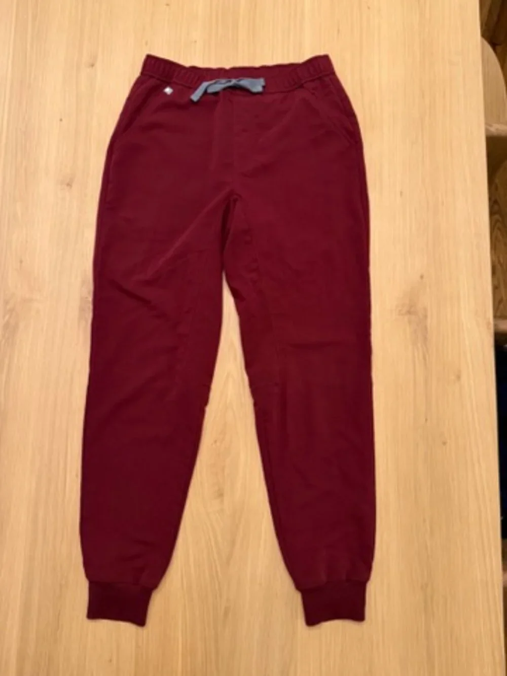 Figs Tansen Jogger Scrub Pant in Burgundy size Small